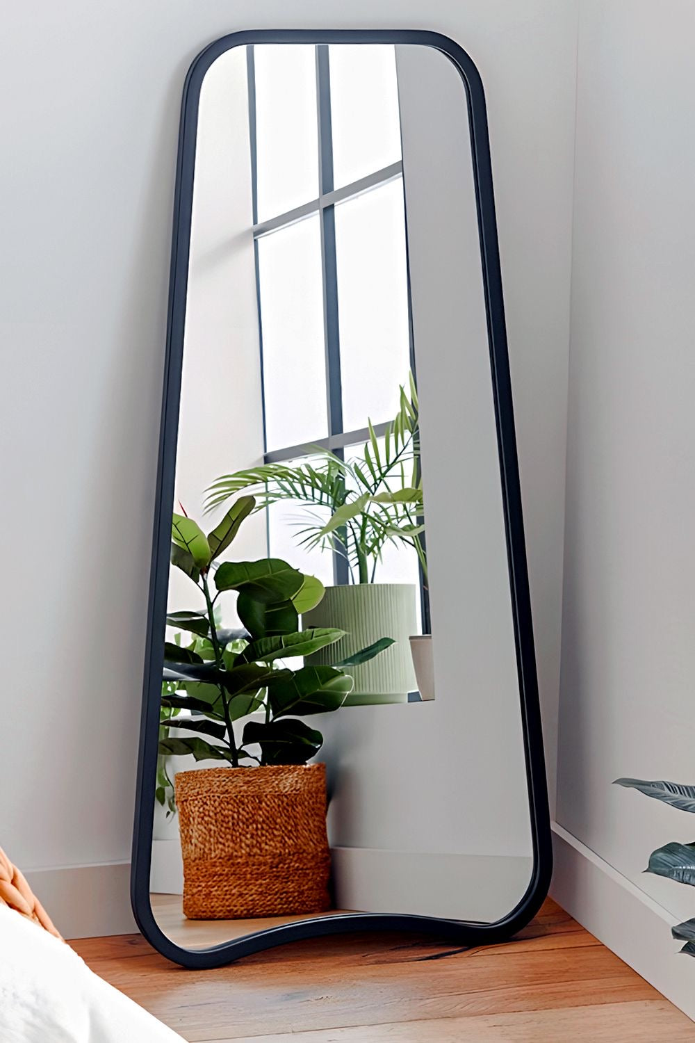 Versatile Large Standing Mirror with Matte Black Finish – Ideal for Fashion Enthusiasts and Home Décor Lovers